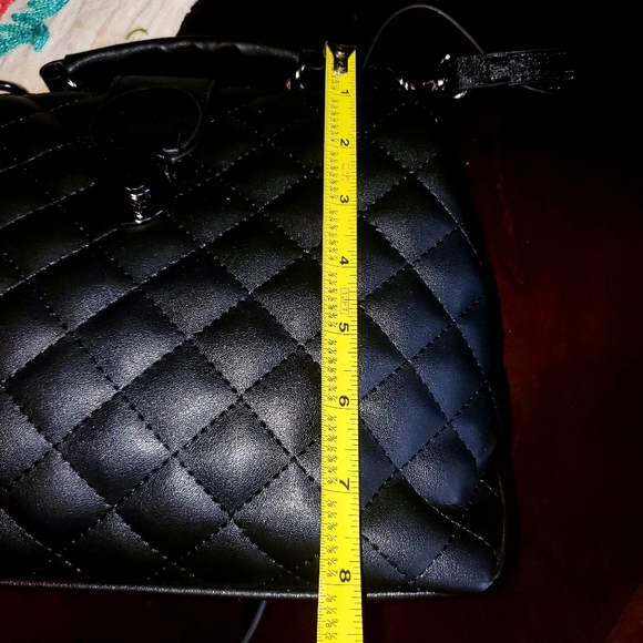 Beautiful leather quilted pattern black purse - Picture 4 of 8